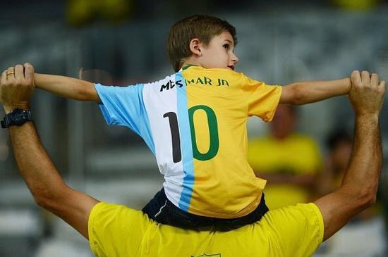 球场内身穿梅西/内马尔双色10号球衣的小球迷