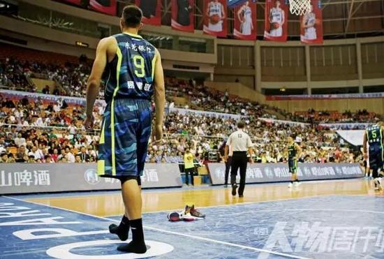 2016年11月2日，CBA深圳马可波罗与广东东莞银行的比赛中，易建联走出场外