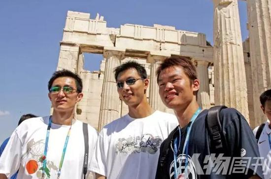 2004 年 8 月，左起:杜锋、易建联和朱芳雨参加雅典奥运会