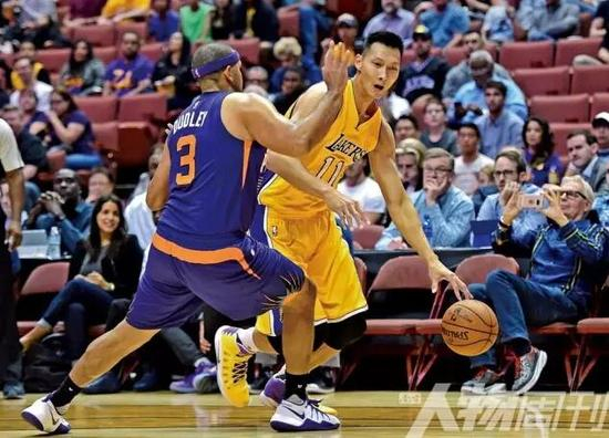 2016 年 10 月 21 日，NBA 季前赛洛杉矶湖人与菲尼克斯太阳的比赛中，易建联带球突破