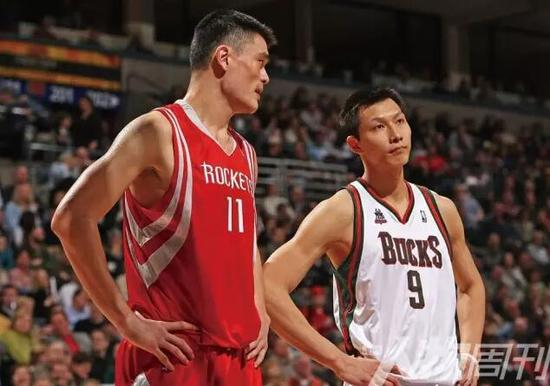 2008 年 2 月 2 日，NBA 常规赛，密尔沃基雄鹿对阵休斯顿火箭，易建联与姚明在比赛