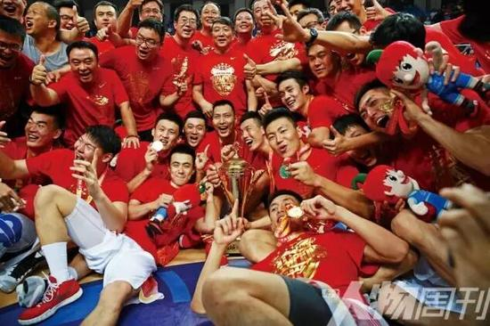 2015 年 10 月 3 日，宫鲁鸣带领的中国队夺得男篮亚锦赛冠军，易建联与队友合影庆祝