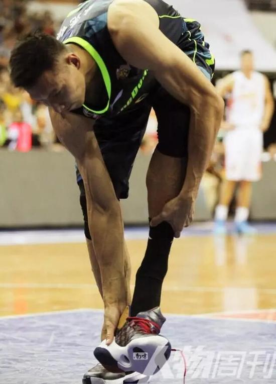 11月2日比赛，易建联因脚伤脱下球鞋