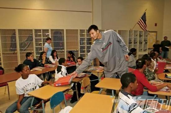 2007 年 10 月 18 日，易建联参加密尔沃基雄鹿队活动，为社区儿童送上学习用品