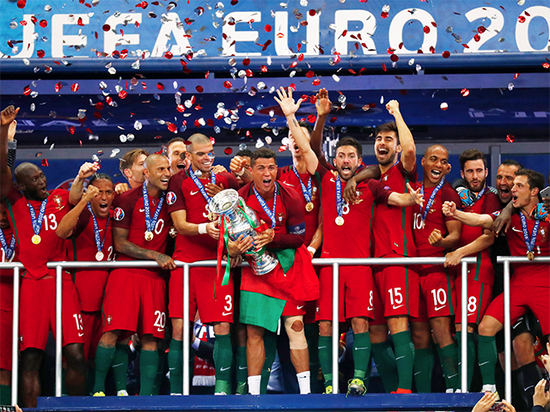 葡萄牙获得欧洲杯冠军，主帅桑托斯功不可没