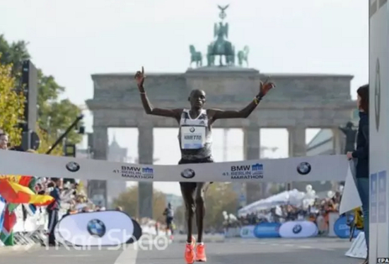 　　柏林马拉松举行期间，体感温度舒适，赛道平坦，组委会的组织也高效且到位，因而诞生了诸多世界纪录及选手个人的PB