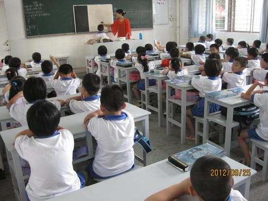 协会老师在第一课堂上围棋普及课