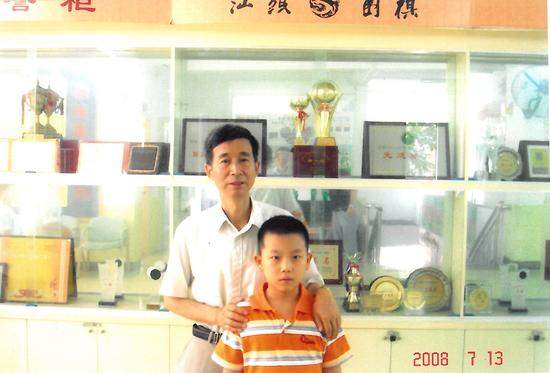 2008年王汝南莅汕指导，对少年王泽锦表示赞赏