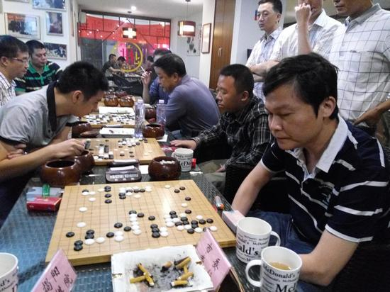 2015年汕头围甲联赛，蔡建鹏（右一）与弟子李聪（右二）、陈景聪（左一）同场竞技