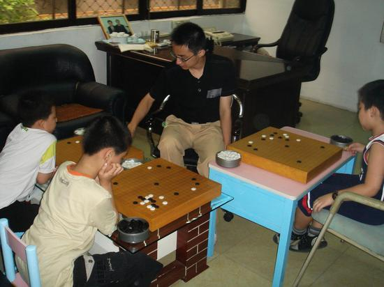 2007年张伟到协会指导师弟们，左一为当年的王泽锦