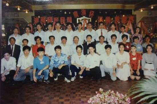 　　1990年广澳杯合影，二排左七是职业九段张文东，二排左五是广东省队陈志刚老师，二排右四是广东省队容坚行老师，刘镛生二排左一，蔡建鹏三排左六