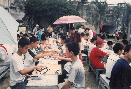 2004年健康成长杯少儿赛，2000余名棋手汇聚在古迹石炮台公园进行比赛