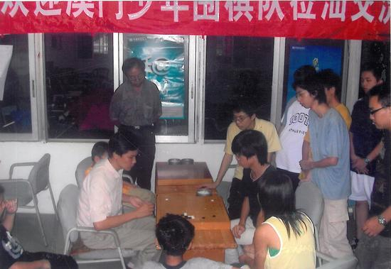 2001年澳门队首次来汕交流，接受蔡建鹏指导