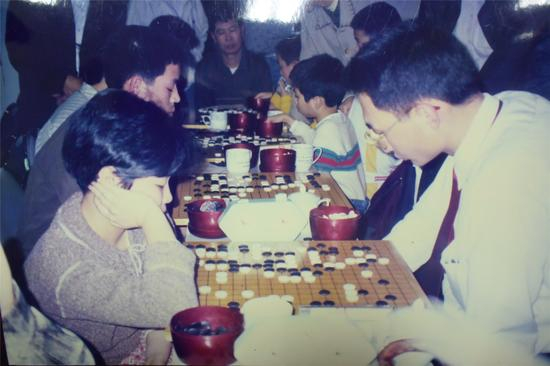 富士通杯汕头方扬（右）战胜潮州黄佳（黄佳二段为全国围棋之乡联赛潮州队教练）