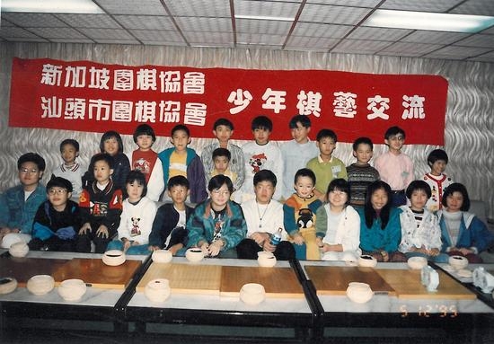 1995年新加坡队来访，与汕头少年队交流。后排右二为张伟金。