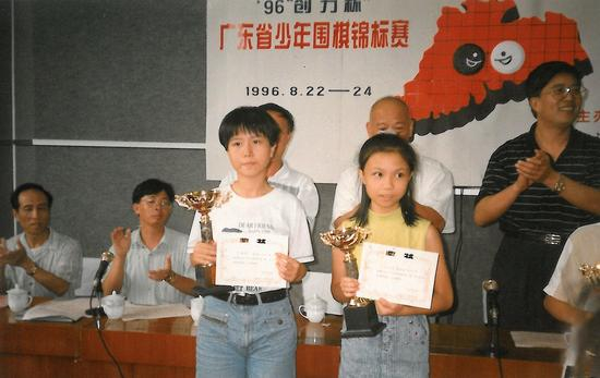 1996年汕头市首次承办广东省赛，汕头小将李瑜旎（左）夺金