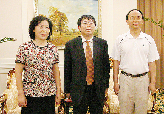 　　2005年6月全国围棋甲级联赛山东队主场在德州举办，德州市委宣传部部长李艳华（左）、德州市体育局局长李庆丰与聂卫平合影