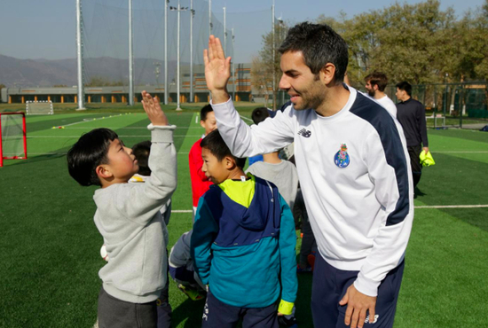 Carlos先生与队员赛后击掌告别