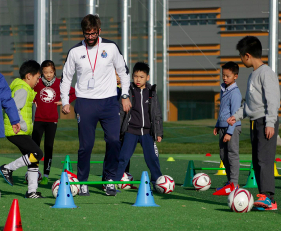 Jose主教练对球员进行控球指导