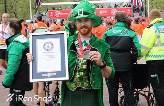 Adam Jones扮成了leprechaun，爱尔兰民间传说中的妖精，2：59：30
