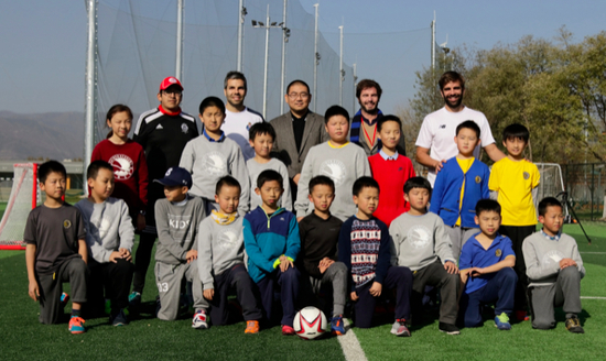 凯文体育总经理赵扬先生及波尔图足球俱乐部嘉宾与凯文学校球员们的合影