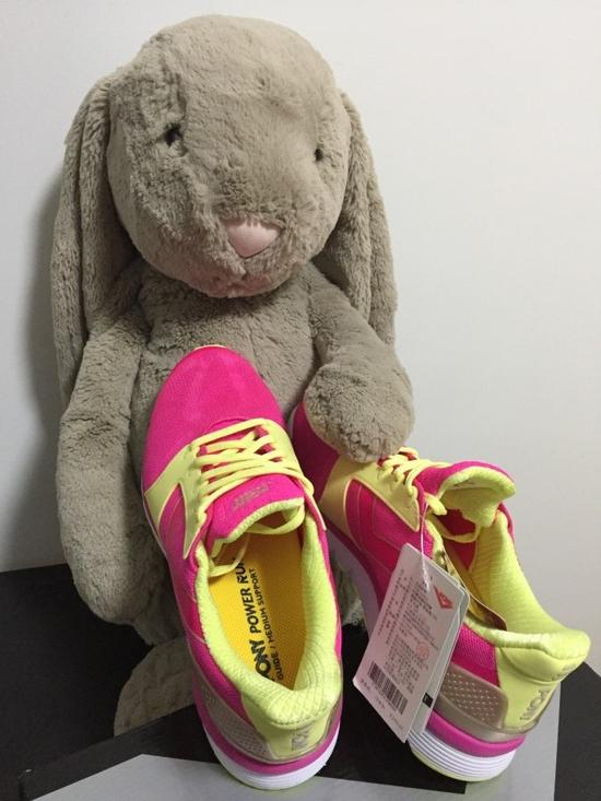 在可爱的邦尼兔怀里显得更加“娇羞”了