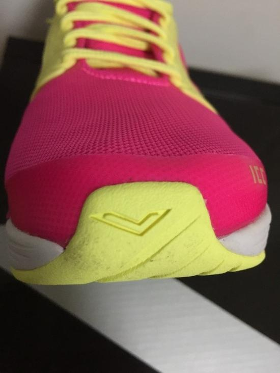 　　鞋头采用热压膜包边加固，贴合脚型，缓冲阻力，鞋底向上延伸增强保护性，还配有pony独家印记，增加产品辨识度。