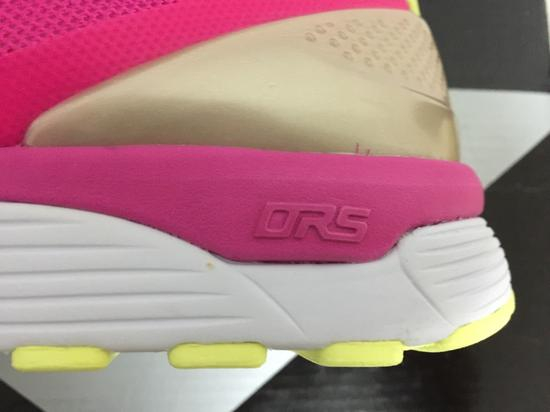 中底轻质，弹性极佳，能很好地提供缓冲。