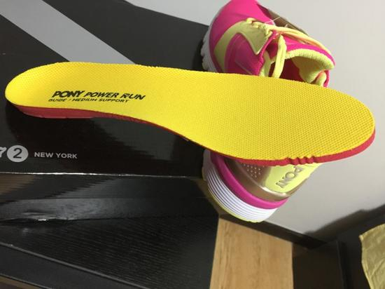 　　PES动能鞋垫前脚掌加厚设计，增加回弹动力，全面提升功能性与舒适性，为运动而生，对于脚步特别重的我有一定帮助。