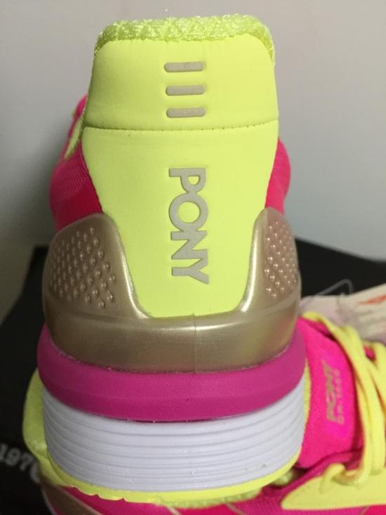 后跟合成裁片支撑加固，强化稳定性，品牌LOGO独立醒目。