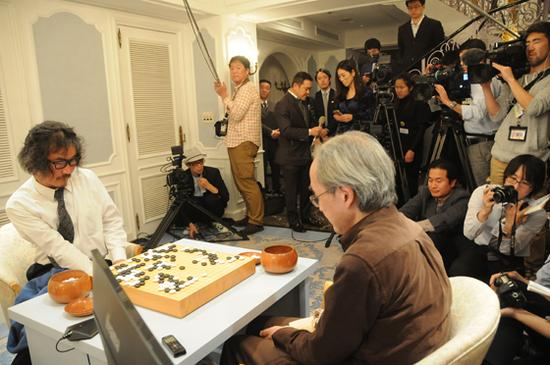 电王战“人机大战”第二局，赵治勋被DeepZenGo屠龙