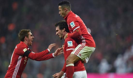 胡梅尔斯庆祝进球