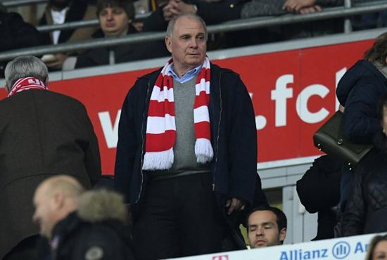 重任拜仁主席的赫内斯观战