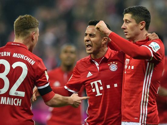 蒂亚戈庆祝进球