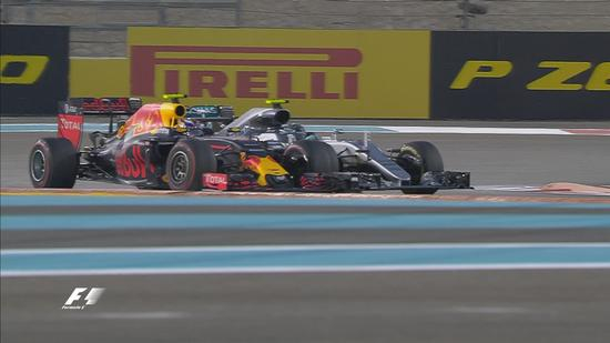 比赛第21圈，罗斯伯格果敢超越维斯塔潘