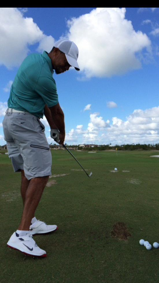 媒体上周末拍到的伍兹击球图片