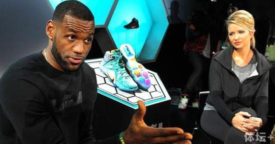 看着霸气的老詹，莱德劳的眼里满满的爱