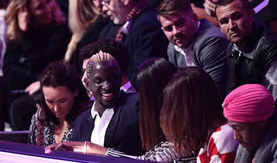 萨科和妻子在T台之下有说有笑