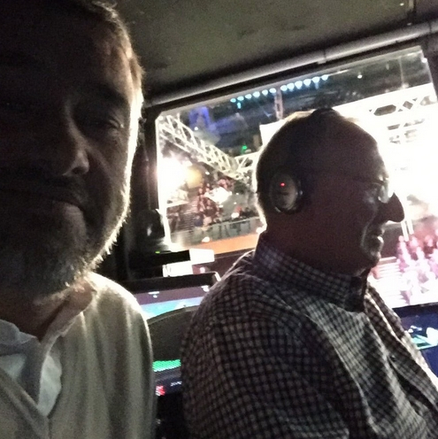 亨德利晒出自己解说的工作照