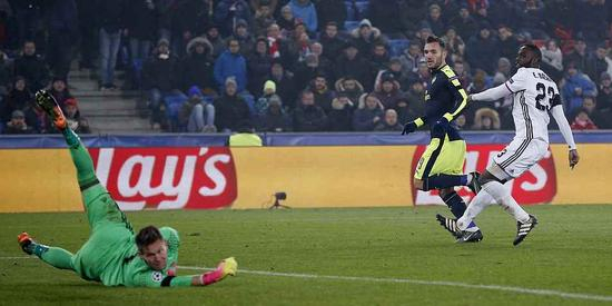 卢卡斯上演帽子戏法