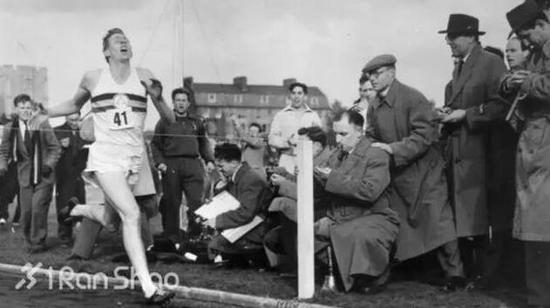 1954年Roger Bannister以3：59.4成为了史上第一个1英里进4的人