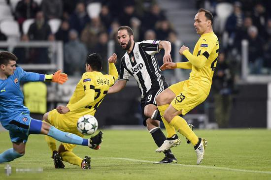 伊瓜因射门被门将伸脚挡出