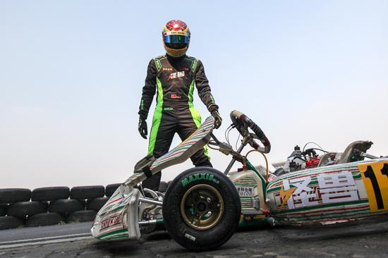 怪兽耐力车队的梦想车手曹卓