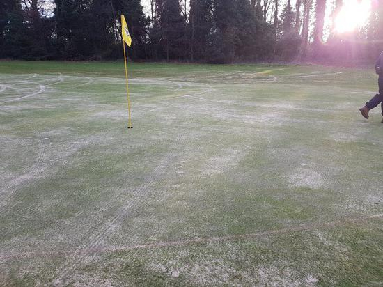 果岭也有被轮胎碾过的痕迹