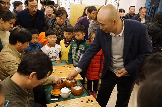 刘小光在下多面指导棋