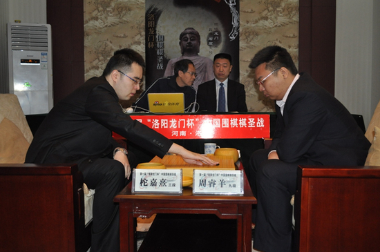 2013年，周睿羊（右）夺得首届“洛阳龙门杯”棋圣战冠军。