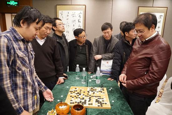 两队主教练彭荃和史泓奕探讨棋局