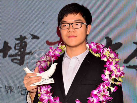 2015年，柯洁获得“白云山杯”围棋世界冠军邀请赛冠军。