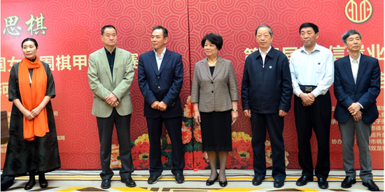 　　2016年4月22日，原国务委员陈至立（中）、国家体育总局副局长蔡振华（左三）等在洛阳为第四届女子围甲开棋。