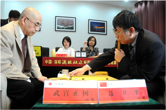 2011年4月，聂卫平（右）获得中国洛阳“酒祖杜康杯”围棋国际大师邀请赛冠军。